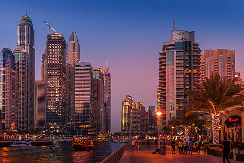 grå bygninger, bygning, by, Urban, sentrum, dubai marina, De forente arabiske emirater, dubai, basar, marked, butikk, natteliv, bolig, vei, gate, fotgjenger, menneskelig, person, høy vekst, arkitektur, bygge eksteriør, kontorbygning eksteriør, bygget struktur, skyskraper, himmel, tårn, belyst, høy - høy, urban skyline, kontor, moderne, transport, byliv, skumring, reisemål, landskap, vann, bybildet, Finans distrikt, spir, 5K, CC0, offentlig domene, opphavsrett gratis