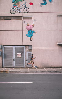 om, jumping, lângă, clădire, timpul zilei, tapet, Imagine de fundal ios, android monitorului, fundal, lucru străin, suburbie, oraș, artă, trotuar, urban, stradă, graffiti, minim, beton, arhitectură, zi, exteriorul clădirii, drum, lungime totală, construită, o persoana, semn, transport, simbol, oameni adevărați, stiluri de viață, viata de oras, marcajul rutier, sportiv, mişcare, la mijlocul-aer, 2K, CC0, domeniu public, fără drepturi de autor