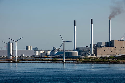 machine, motor, turbine, gebouw, energiecentrale, windturbine, vervoer, voertuig, raket, fabriek, spoel, spiraal, rotor, stedelijk, metropolis, stad, stad-, behuizing, architectuur, buitenkant van het gebouw, ingebouwde structuur, hemel, water, waterkant, industrie, milieu, natuur, rook stapel, brandstof en stroomopwekking, milieu problemen, rook - fysieke structuur, heldere lucht, verontreiniging, rivier-, geen mensen, buitenshuis, luchtvervuiling, stadsgezicht, wolkenkrabber, 5K, CC0, publiek domein, royaltyvrij