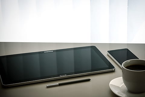 tehnologie, masa, stylus, negru, Samsung, telefon mobil, ceașcă, halbă, ceai, farfurie, cafea, cană de cafea, băutură, cafea - băutură, mancare si bautura, în interior, tehnologia fără fir, gustare, natură moartă, comunicare, conexiune, nici o persoana, spațiu copie, calculator, zi, fereastră, faianță, 5K, CC0, domeniu public, fără drepturi de autor