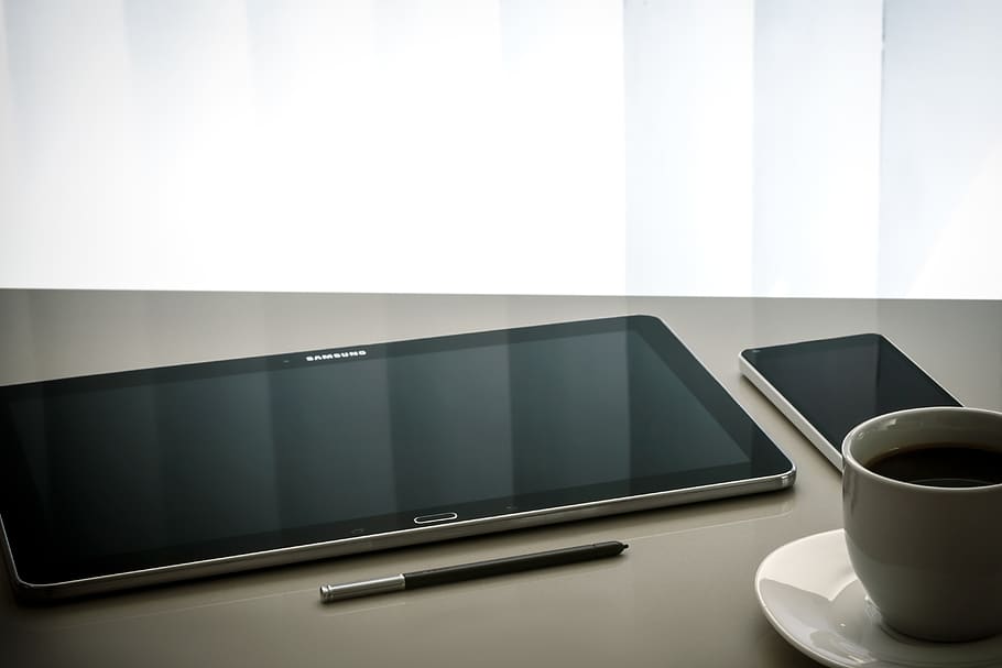 tecnologia, taula, llapis, negre, samsung, mòbil, tassa, te, placa, cafè, tassa de cafè, beure, cafè - beguda, menjar i beguda, a l'interior, tecnologia sense fils, refresc, natura morta, comunicació, connexió, cap gent, còpia espai, ordinador, dia, finestra, vaixella, 5K