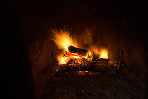 ild, logfiler, ildsted, varm, hed, flamme, brænding, aske, vinter, longexposure, lys, varme, brand - naturligt fænomen, varme - temperatur, indendørs, natur, glødende, ingen mennesker, mørk, smeltning, træ - materiale, bevægelse, metalindustrien, meddelelse, skilt, industri, ulykker og katastrofer, husholdningsudstyr, 5K, CC0, offentligt domæne, royaltyfrie