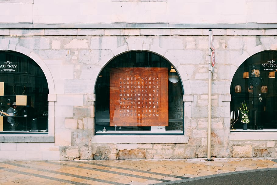 edifici de formigó gris, edifici, arquitectura, persona, humà, paret, roba, passarel·la, Camí, maó, arc, arquejat, llosa, text, sòls, pis, altar, Església, llar de foc, a l'interior, estructura construïda, exterior de l'edifici, finestra, dia, cap gent, vidre - material, paret de maó, ciutat, entrada, reflexió, a l'aire lliure, porta, funció de construcció de parets, carrer, transparent, 5K