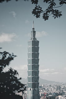 edificio de gran altura gris, arquitectura, edificio, torre, campanario, aguja, urbano, pueblo, ciudad, Alto, Monumento, metrópoli, edificio de oficinas, rascacielos, pilar, columna, obelisco, céntrico, diseño, nubes, estructura construida, exterior del edificio, cielo, naturaleza, altura maxima, árbol, nube - cielo, edificio de oficinas exterior, planta, destinos de viaje, nadie, turismo, día, viaje, al aire libre, paisaje urbano, moderno, Distrito financiero, 2K, CC0, dominio público, libre de derechos