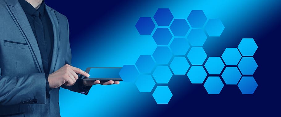 Industrie, Industrie 4, Netz, Netzwerk, Punkte, Hand, Finger, berühren, Linien, Schnittstellen, Internet der Dinge, Projekt, Ausrüstung, Hightech, Strategie, Forschung, Technologie, Produktion, Informationstechnologie, Kommunikation, Vernetzung, vernetzt, Logistik, Maschine, Dirigenten, Internet, Verbindung, Austausch-, weltweites Netz, Computer, Intelligenz, Artikel, Sensoren, Budget, Büro, eine Person, drinnen, Blau, Erwachsene, Studioaufnahme, menschliches Körperteil, menschliche Hand, Nahansicht, halten, Geschäft, Männer, farbiger Hintergrund, Blauer Hintergrund, 4K