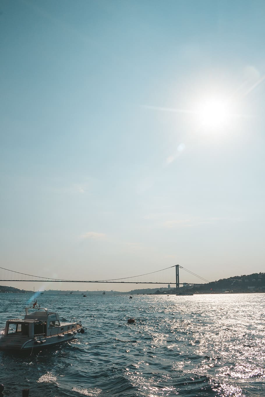 motoscafo, corpo, acqua, verso, ponte, spiaggia, luminosa, alba, luce, oceano, barca a vela, mare, paesaggio marino, cielo, sole, tramonto, sistema di trasporto, moto d'acqua, onde, tempo metereologico, mezzi di trasporto, ponte - struttura fatta dall'uomo, nave nautica, struttura costruita, connessione, natura, architettura, luce del sole, giorno, viaggio, nessuno, lungomare, bellezza nella natura, ponte sospeso, modo di trasporto, all'aperto, baia, 5K