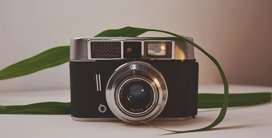 negru, camera de argint, analog, aparat foto, clasic, închide, retro, epocă, fotografii tematice, aparat de fotografiat - echipament fotografic, tehnologie, stil retro, obiectiv - instrument optic, nostalgie, nici o persoana, trecutul, un singur obiect, antic, istorie, studio shot, vechi, învechit, în interior, arta culturii și divertismentului, echipament fotografic, argintiu colorat, 5K