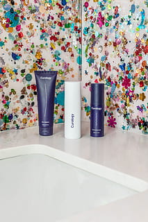 tre, assorteret, beholdere, bord, badekar, ren, fugtighedscreme, lilla, flaske, kosmetik, aluminium, indretning, indendørs, konfetti, papir, blomst, blomstre, plante, kronblad, tin, læbestift, lotion, kan, ingen mennesker, stilleben, multi farvet, blomstermønster, beholder, murbygningsfunktion, mønster, kop, Kunst og håndværk, tæt på, valg, hjem interiør, variation, mad og drikke, hvid farve, side om side, engangs, hylde, kunst og håndværk udstyr, 5K, CC0, offentligt domæne, royaltyfrie