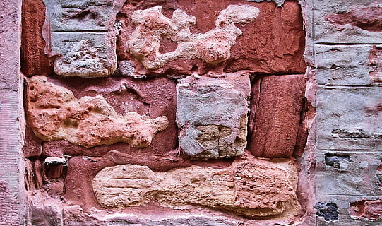 maó, paret, Camí, passarel·la, rock, vorera, paviment, paret de pedra, planta, molsa, llambordes, publicitat, decoració de la llar, roba de llit, pòster, ruïnes, roba, runes, llosa, cap gent, estructura construïda, funció de construcció de parets, arquitectura, vell, dia, marc complet, fons, resistent, textura, primer pla, aspre, a l'aire lliure, patró, espatllat, exterior de l'edifici, sòlid, història, el passat, deteriorament, talla, 2K, CC0, domini públic, lliure de regalies