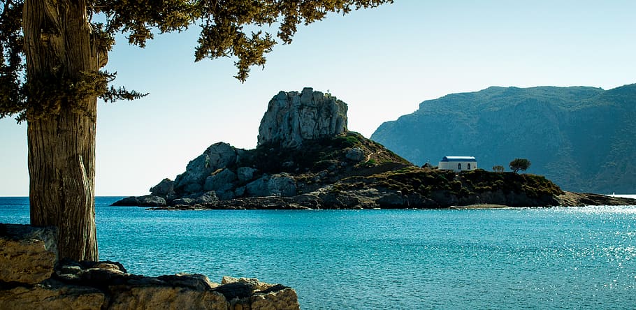 formació de roca, illa, badia, platja, blau, penya-segat, núvols, Costa, la llum del dia, paisatge, muntanyes, naturalesa, oceà, roques, escènic, mar, paisatge marí, vora del mar, cel, arbres, aigua, rock, escenics - natura, bellesa a la natura, rock - object, sòlid, arbre, escena tranquil·la, tranquil·litat, terra, cap gent, muntanya, planta, dia, a l'aire lliure, pila de roca, color turquesa, 4K