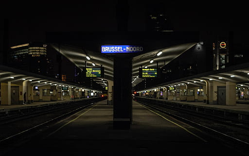 estação, Transporte ferroviário, transporte, iluminado, rastrear, estação ferroviária, ferrovia, placa, plataforma de estação de trem, comunicação, modo de transporte, noite, arquitetura, texto, direção, transporte público, em formação, ninguém, viagem, dentro de casa, sinal de informação, orientação, chegada, 4K, CC0, domínio público, royalty free