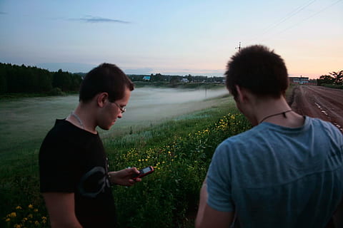 mørk, aften, human, landskab, mand, morgen, person, scene, Mark, to, herrer, telefon, rejse, ung voksen, unge mænd, to personer, himmel, natur, voksen, afslappet tøj, samvær, teknologi, solnedgang, stående, venskab, plante, forbindelse, mennesker, meddelelse, taljen op, trådløs teknologi, udendørs, par - forhold, 720P, CC0, offentligt domæne, royaltyfrie