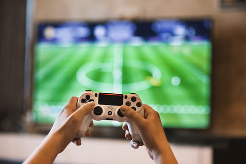 gamer, kontrollant, tv, trösta, fotboll, spel, fifa, händer, mänsklig kroppsdel, fokusera på förgrunden, en person, mänsklig hand, teknologi, innehav, kroppsdel, hand, närbild, konstkultur och underhållning, inomhus, mänsklig arm, fotografi teman, sport, aktivitet, vuxen, roligt, lem, fotografering, mänsklig lem, finger, 5K, CC0, offentligt domän, royaltyfria