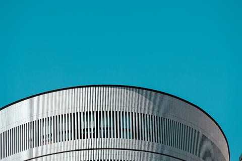 edificio dipinto di grigio, costruzione, architettura, edificio per uffici, natura, all'aperto, ponte, Torre, urbano, cittadina, città, cielo, centro Congressi, pianta, albero, riparo, rurale, campagna, campanile, guglia, planetario, blu, copia spazio, esterno dell'edificio, cielo sereno, struttura costruita, nessuno, Inquadratura dal basso, moderno, giorno, edificio per uffici esterno, alto - alto, metallo, ufficio, destinazioni di viaggio, color argento, grattacielo, sfondo blu, 5K, CC0, dominio pubblico, privo di copyright