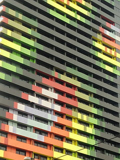 Austràlia, Melbourne, arquitectura, exterior de l'edifici, estructura construïda, cap gent, marc complet, finestra, edifici, patró, ciutat, ratlles, modern, repetició, a l'aire lliure, dia, naturalesa, fons, persianes, groc, multicolor, en fila, gratacels, apartament, 4K, CC0, domini públic, lliure de regalies