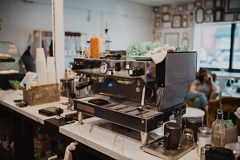 ekspres do kawy, maszyna, osoba, człowiek, tokarka, Espresso, kawiarnia, Kawa, latte, koło, opona, Koło samochodowe, monitor, pokaz, ekran, wyświetlacz LCD, elektronika, warsztat, silnik, budynek, półka, sprzęt, wewnątrz, technologia, maszyneria, biznes, stół, przemysł, skupić się na pierwszym planie, sprzęt do produkcji, szycie, maszyna do szycia, zawód, fabryka, przygotowanie, mały biznes, przemysł włókienniczy, włókienniczy, selektywne skupienie, 5K, CC0, domena publiczna, darmowe zdjęcia