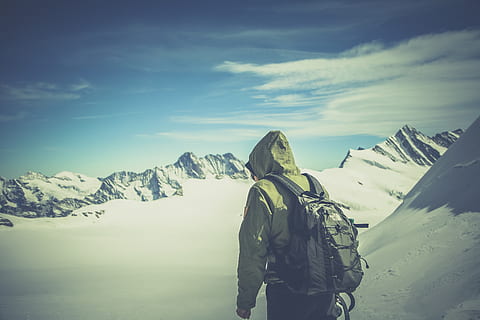 persona, portar, verd, jaqueta, caminar, blanc, neu, cobert, muntanya, aventura, motxilla, escalada, fred, excursionista, gel, Serra, a l'aire lliure, trekking, hivern, escenics - natura, temperatura de fred, bellesa a la natura, persones reals, cel, activitat d'oci, roba calenta, senderisme, tranquil·litat, escena no urbana, escena tranquil·la, estils de vida, núvol - cel, una persona, de peu, muntanya nevada, 4K, CC0, domini públic, lliure de regalies