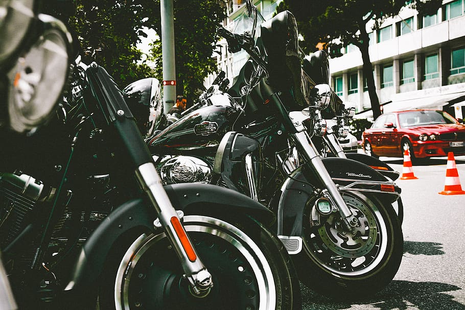 foto, parcheggiata, moto, mannaia, cromo, classico, su misura, fari, metallico, le moto, retrò, sistema di trasporto, veicoli, Vintage ▾, ruote, modo di trasporto, mezzi di trasporto, veicolo terrestre, città, stazionario, architettura, esterno dell'edificio, parcheggio, strada, giorno, veicolo a motore, struttura costruita, bicicletta, auto, nessuno, motociclo, all'aperto, posteggio, pianta, ruota, 4K