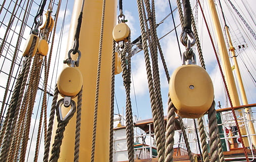 aparells, mariner, nus, corda, dur, objecte, vista d’angle baix, penjant, groc, cap gent, dia, cadena, a l'aire lliure, decoració, estructura construïda, vaixell nàutic, connexió, llum solar, metall, primer pla, parc infantil, arquitectura, naturalesa, politja, cel, 4K, CC0, domini públic, lliure de regalies