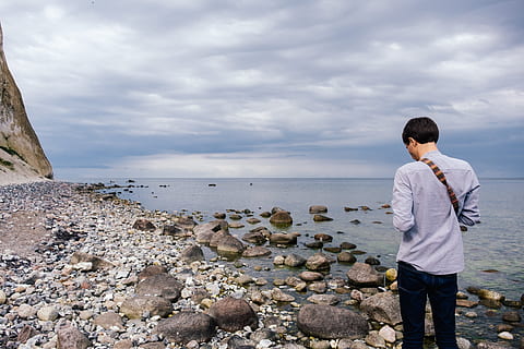 fyr, handelsgade, tilbage, baggrund, strand, blå, dreng, kyst, ferie, horisont, ø, landskab, livsstil, mand, bjerg, naturlig, natur, ocean, en, udendørs, fotograf, bag-, klippe, hav, himmel, sommer, rejse, udsigt, vand, en person, sky - himmel, afslappet tøj, stående, solid, jord, rock-objekt, fritidsaktivitet, rigtige mennesker, skønhed i naturen, bagfra, scenics - natur, horisont over vand, kigger på visning, overvejelse, 4K, CC0, offentligt domæne, royaltyfrie
