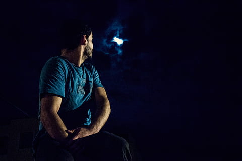 algeria, una persona, nit, adult, adult jove, tres quarts de longitud, roba casual, a l'interior, fum - estructura física, assegut, mirant, còpia espai, homes, estils de vida, il·luminat, fosc, pèl facial, força, fons negre, contemplació, 5K, CC0, domini públic, lliure de regalies