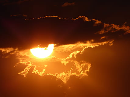 tramonto, sera, rosso, nube, sole, umore, cielo, crepuscolo, imponente, nuvola - cielo, bellezza nella natura, luce del sole, scenics - natura, cielo drammatico, atmosfera, sfondi, natura, Cloudscape, colore arancione, giallo, nessuno, ambiente, raggio di sole, idilliaco, all'aperto, astratto, buio, luminosa, 4K, CC0, dominio pubblico, privo di copyright