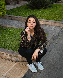 Peru, lima, při pohledu na fotoaparát, jedna osoba, mladého dospělého, plná délka, čelní pohled, skutečných lidí, portrét, životního stylu, Mladá žena, volnočasové aktivity, sedící, neformální oblečení, dlouhé vlasy, vlasy, den, účes, rostlina, krása, krásná žena, venku, rozjímání, 4K, CC0, veřejná doména, bez autorských práv
