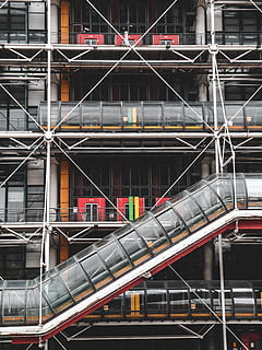 edificio grigio, architettura, struttura costruita, metallo, esterno dell'edificio, nessuno, connessione, trasporto pubblico, mezzi di trasporto, trasporto ferroviario, treno, all'aperto, giorno, modo di trasporto, ringhiera, città, fotogramma intero, treno - veicolo, costruzione, industria, stazione ferroviaria, acciaio, 4K, CC0, dominio pubblico, privo di copyright