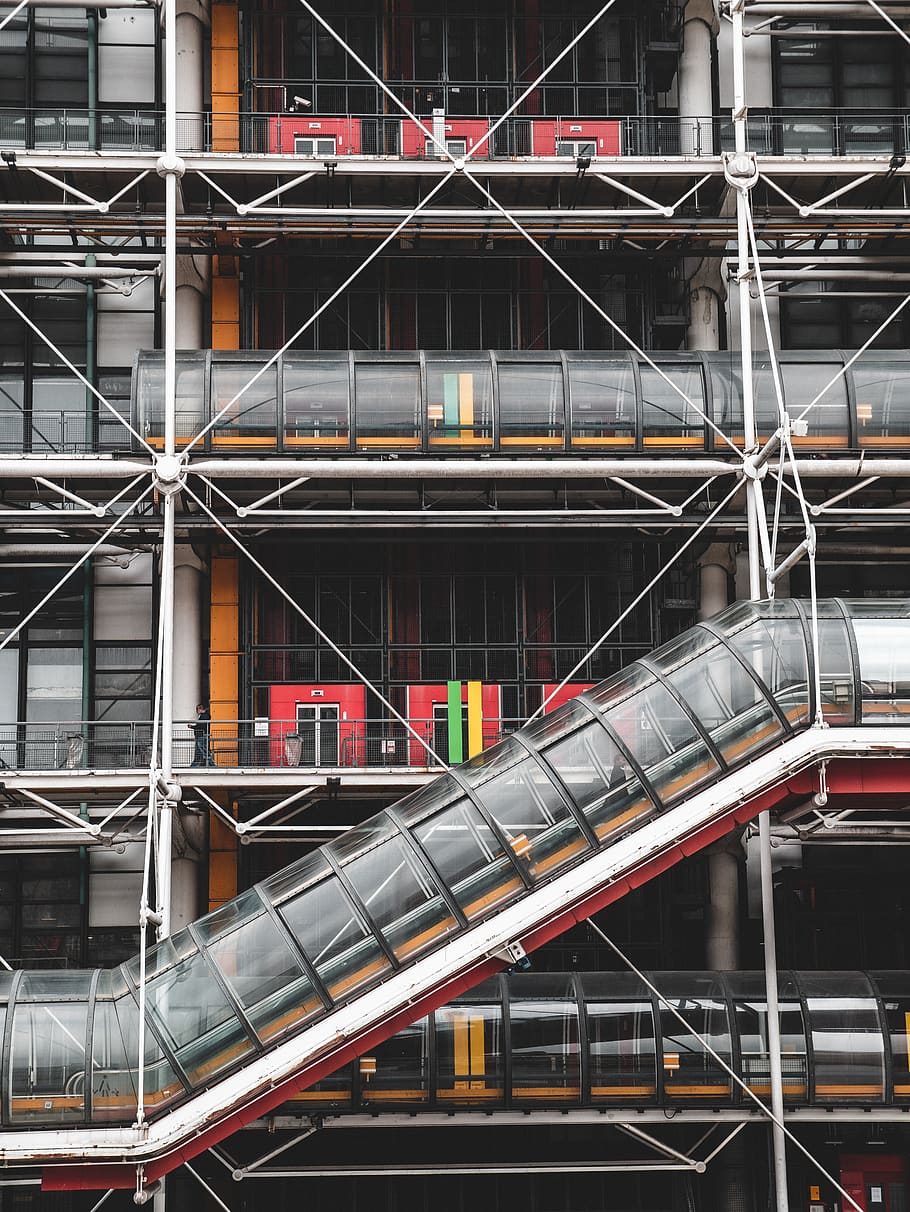 edificio grigio, architettura, struttura costruita, metallo, esterno dell'edificio, nessuno, connessione, trasporto pubblico, mezzi di trasporto, trasporto ferroviario, treno, all'aperto, giorno, modo di trasporto, ringhiera, città, fotogramma intero, treno - veicolo, costruzione, industria, stazione ferroviaria, acciaio, 4K