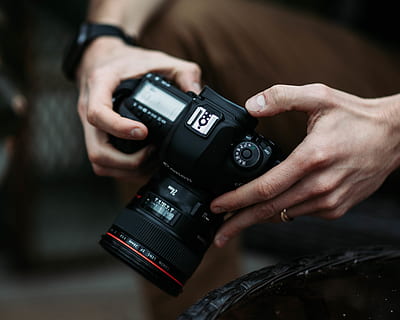 Fotoaparát, elektronika, osoba, člověk, prst, digitální fotoaparát, fotografie, fotografování, kamerové čočky, videokamera, kůže, popruh, ks, počítač, ruka, fotograf, LCD obrazovka, obrazovka, monitor, Zobrazit, lidské ruky, fotografická témata, fotoaparát - fotografické vybavení, technologie, fotografické vybavení, zaměřit se na popředí, hospodářství, focení, jedna osoba, detail, část lidského těla, aktivita, obsazení, skutečných lidí, slr fotoaparát, muži, moderní, 4K, CC0, veřejná doména, bez autorských práv
