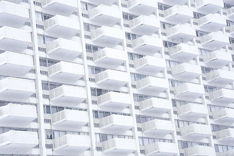 arquitectura, edifici, infraestructura, estructura, establiment, apartament, finestres, condomini, hotel, marc complet, fons, patró, estructura construïda, cap gent, exterior de l'edifici, repetició, en fila, forma geomètrica, vista d’angle baix, dia, a l'aire lliure, finestra, vidre - material, forma, modern, disseny, ciutat, compost digital, gratacels, 5K, CC0, domini públic, lliure de regalies