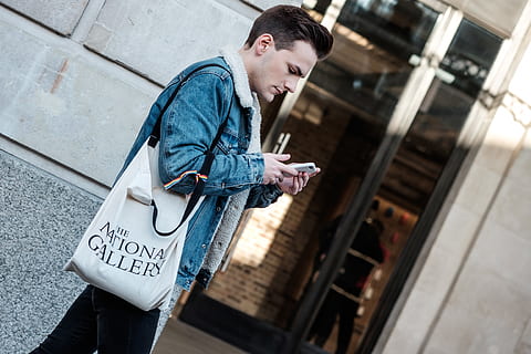 a piedi, uomo, utilizzando, smartphone, persona, umano, Borsa, pantaloni, capi di abbigliamento, abbigliamento, jeans, denim, pietra da lastrico, tote bag, plastica, sacchetto di plastica, sacco, bar, ristorante, lavoratore, manica, compensato, legna, sacchetto, abbigliamento casual, una persona, comunicazione, giovane adulto, stili di vita, giovani uomini, cellulare, tecnologia, architettura, tecnologia wireless, in piedi, giacca, testo, analizzare, cercare, guardare, giorno, detenzione, connessione, città, all'aperto, adolescente, 4K, CC0, dominio pubblico, privo di copyright