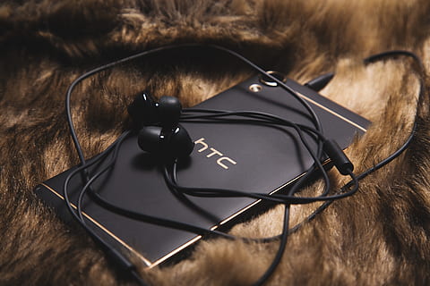 tecnologia, telèfon, electrònica, dispositiu, producte, mòbil, grafit, gris, or, exuberant, luxe, luxus, auriculars, escoltar, música, gadget, cosa, pell, marca, primer pla, cap gent, natura morta, color negre, a l'interior, vista d’angle alt, connexió, marró, comunicació, taula, cable, gots, ulleres, material de fusta, auriculars in-ear, tecnologia sense fils, cuir, 5K, CC0, domini públic, lliure de regalies