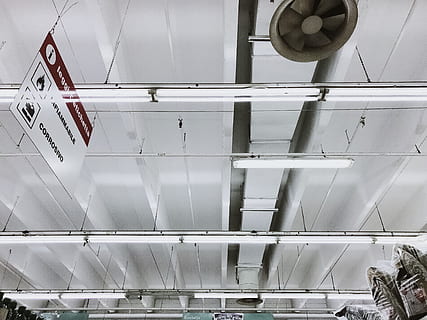pornit lumina, arhitectură, clădire, tavan, constructie, murdar, praf, epuiza, ventilator, în interior, interior, lumini, foc mic, modern, semnalizare, vedere unghiulară joasă, construită, nici o persoana, sticlă - material, transparent, zi, transport, balustradă, tehnologie, metal, mijloc de transport, reflecţie, culoare alba, 4K, CC0, domeniu public, fără drepturi de autor