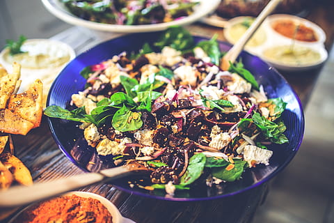 spanac, sfecla salata, bufet, delicios, masa de seara, alimente, foodporn, sănătos, restaurant, salată, gustos, legume, yummy, mancare si bautura, mâncat sănătos, prospeţime, castron, vegetal, gata să mănânce, bunăstare, a închide, nici o persoana, masa, în interior, iarbă, masă, dimensiune de servire, carne, vedere în unghi mare, selectiv, ustensile de bucatarie, garnitură, faianță, 5K, CC0, domeniu public, fără drepturi de autor
