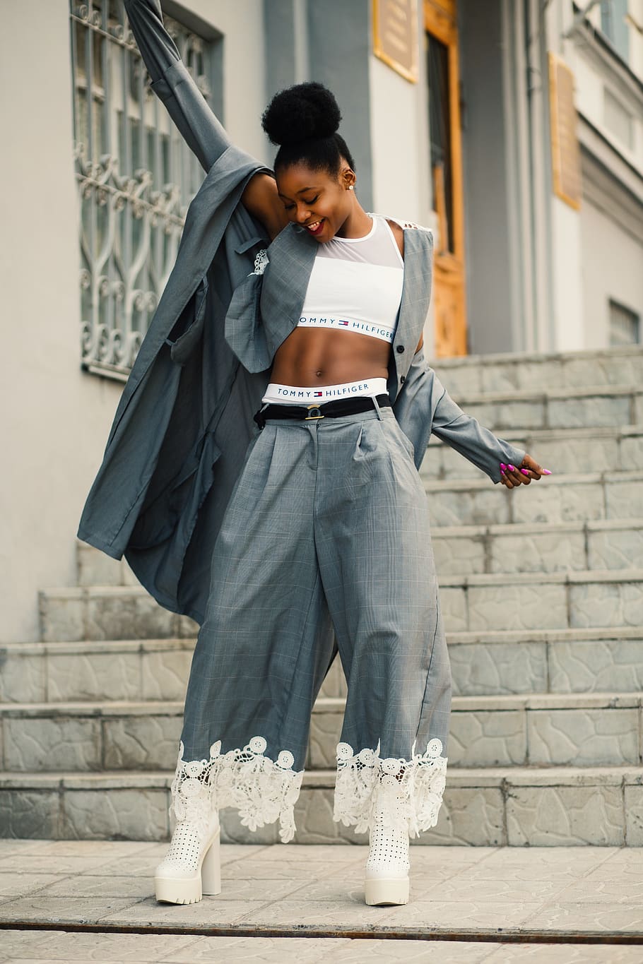 dona, gris, blazer, estands, concret, pis, arquitectura, bonic, cos, roba, abric, la llum del dia, dissenyador, educació, moda, feminitat, diversió, noia, felicitat, a l'interior, joia, senyora, model, a l'aire lliure, pantalons, gent, persona, retrat, somriu, somrient, carrer, vestit, estiu, urbà, desgast, jove, una persona, longitud completa, persones reals, estructura construïda, vista frontal, adult jove, exterior de l'edifici, dia, escala, dones joves, de peu, roba casual, estils de vida, activitat d'oci, centrar-se en primer pla, edifici, mirant, pentinat, 5K