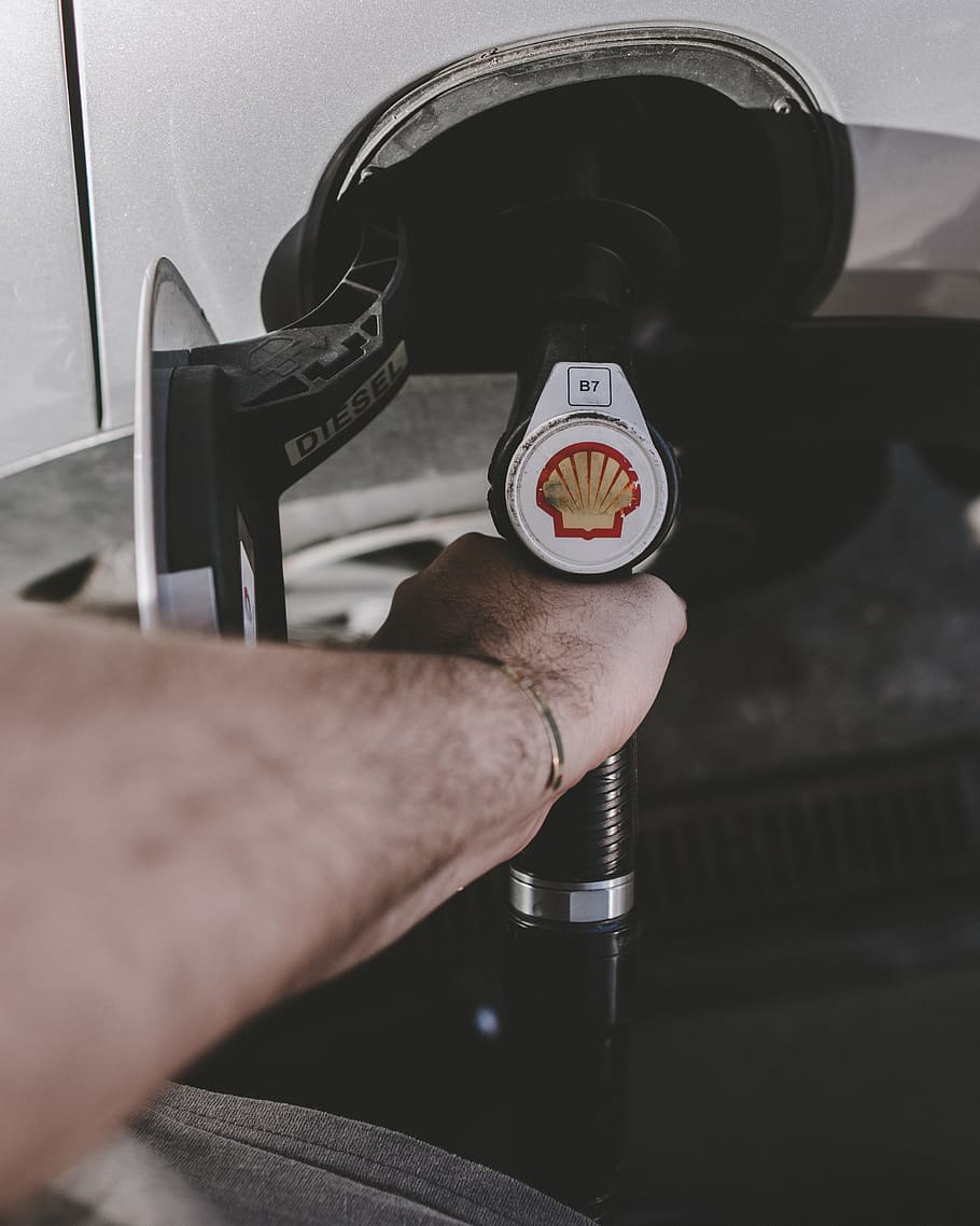 nero, guscio di gas, pompa, umano, persona, l'Aia, marchio, simbolo, logo, elettronica, apparecchio, macchina, stazione di servizio, Telefono, bicchiere, birra, bicchiere di birra, bevanda, bere, alcool, pc, mano umana, mano, una persona, parte del corpo umano, persone reali, detenzione, uomini, in casa, prospettiva personale, cibo e bevande, parte del corpo, avvicinamento, stili di vita, vista dall'alto, rinfresco, moneta, attività commerciale, dito, arto umano, 4K