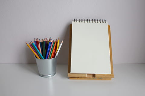 notesblok, Bemærk, skrive, papir, besked, skriveblok, bord, dekoration, blogger, kuli, breve, korrespondance, penne, farveblyanter, deco, meddelelse, blog, hvid, blyant, ingen mennesker, indendørs, skriveinstrument, skrivebord arrangør, multi farvet, stor gruppe af objekter, beholder, stilleben, studio skud, grå, Kontorforsyning, pen, kontor, boks, farveblyant, valg, kopiere plads, glas, 5K, CC0, offentligt domæne, royaltyfrie