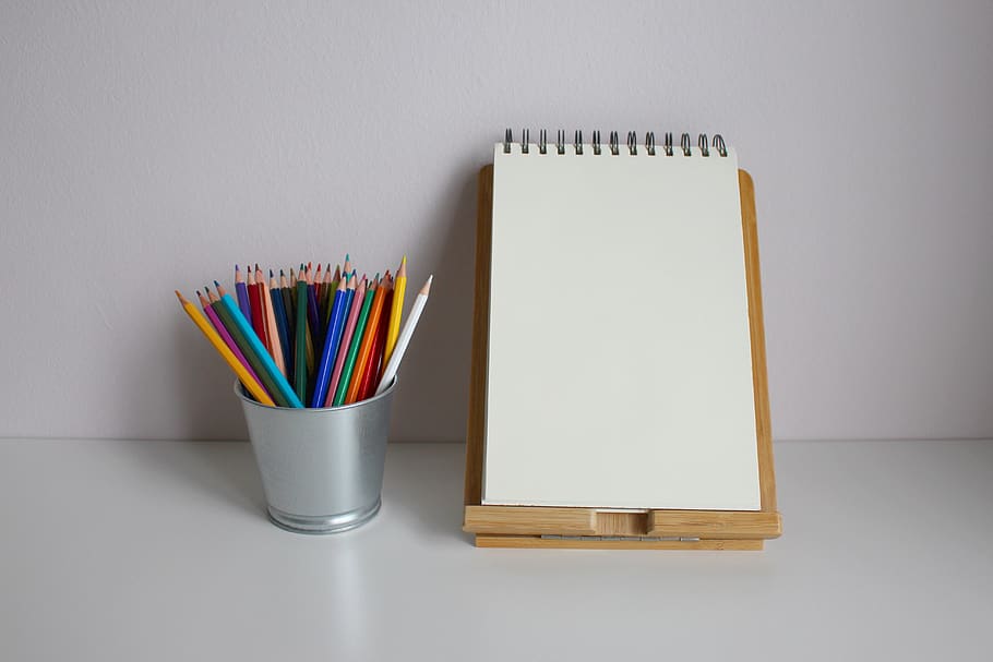 Bloc de notes, nota, escriure, paper, missatge, bloc d’escriptura, taula, decoració, blogger, coolie, lletres, correspondència, bolígrafs, Llapis de colors, deco, comunicació, bloc, blanc, llapis, cap gent, a l'interior, instrument d’escriptura, organitzador d’escriptori, multicolor, gran grup d'objectes, contenidor, natura morta, tir de l'estudi, gris, subministrament d’oficina, bolígraf, oficina, Caixa, elecció, còpia espai, vidre, 5K