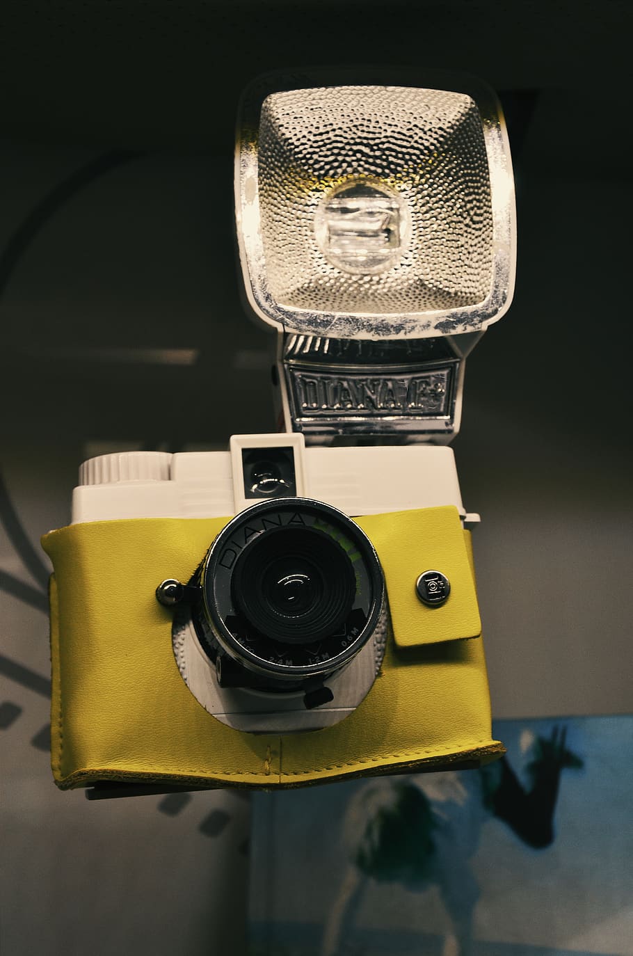 càmera amb flaix, càmera, clàssic, electrònica, flaix, tecnologia, temes de fotografia, càmera - equip fotogràfic, a l'interior, cap gent, estil retro, groc, cultura i entreteniment artístic, primer pla, equip fotogràfic, equipament, natura morta, música, centrar-se en primer pla, comunicació, equip de gravació de so, taula, micròfon, càmera digital, 4K