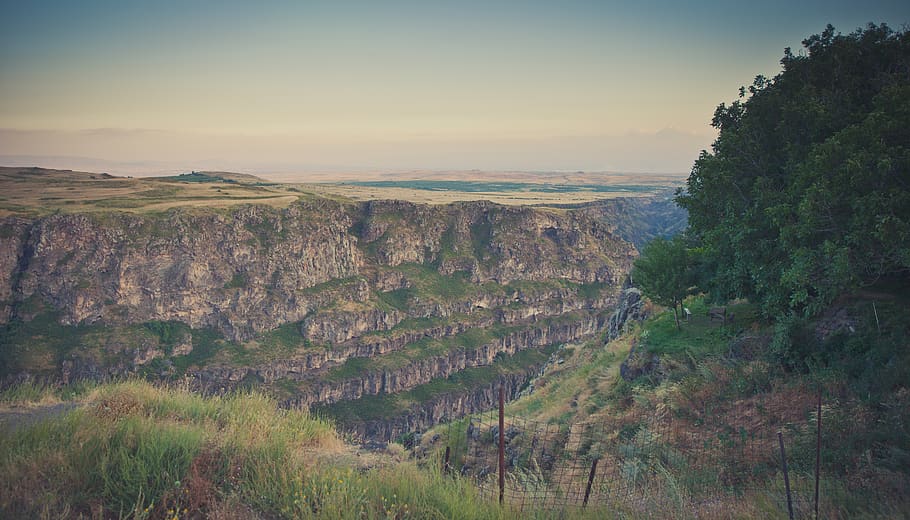 armenia, saghmosavan, planta, escena tranquil·la, escenics - natura, bellesa a la natura, cel, tranquil·litat, arbre, medi ambient, escena no urbana, naturalesa, paisatge, creixement, cap gent, muntanya, terra, posta de sol, idíl·lic, a l'aire lliure, formació de roca, rock, formació, 5K
