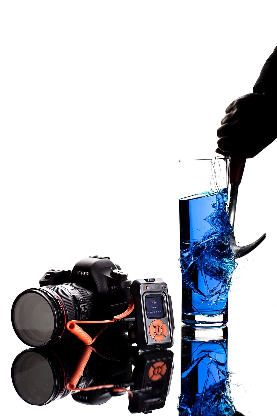Kalkun, kamera, kamera trigger, højhastighedsfotografering, kameraudstyr, fotografering, bryde glas, fotografering temaer, kamera - fotografisk udstyr, teknologi, fotografisk udstyr, digitalt kamera, studio skud, kopiere plads, fotografere, mennesker, aktivitet, hvid baggrund, beskæftigelse, skyfri himmel, menneskelig kropsdel, moderne, indendørs, himmel, blå, digitalt enkeltlinsrefleks kamera, fotograf, filme, 8K