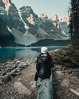 Frau, Sitzung, schleppen, Karosserie, Wasser, Deckel, kalt, Tageslicht, Umgebung, hoch, Eis, See, Landschaft, Log, Berge, Natur, draußen, Person, Fluss, Felsen, szenisch, Himmel, Schnee, Bäume, Winter, Winterkleidung, Rückansicht, Berg, echte Menschen, eine Person, Szenen - Natur, Lebensstile, Freizeitbeschäftigung, Schönheit in der Natur, Nicht-städtische Szene, Rock, ruhige Szene, Ruhe, solide, Gebirge, Tag, warme Kleidung, Blick auf Ansicht, 5K, CC0, gemeinfrei, lizenzfrei