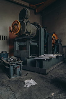 machine industrielle grise, à l'intérieur, atelier, Occupation, une personne, travail, art et Artisanat, table, Vrais gens, artisanat, compétence, toute la longueur, machine à coudre, tailleur, Table de travail, affaires, couture, concentration, équipement, vêtements de travail de protection, désordonné, 5K, CC0, domaine public, libre de droits