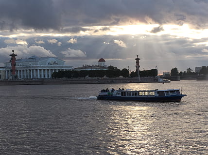 Flussbahn, Fluss, Wasser, Reflexion, Sommer-, Abend, Himmel, fließendes Wasser, Landschaft, idyllisch, draußen, Wolken, Boot, Stadtbild, Sonnenuntergang, die Architektur, Horizont, Seebrücke, wolke - himmel, Wasserfahrzeug, Ufergegend, Transport, gebaute Struktur, Transportmittel, Gebäudehülle, Reise, Natur, Schiff, Meer, Reiseziele, Passagierfahrzeuge, Kunst, Kreuzfahrt, Kreuzfahrtschiff, 2K, CC0, gemeinfrei, lizenzfrei