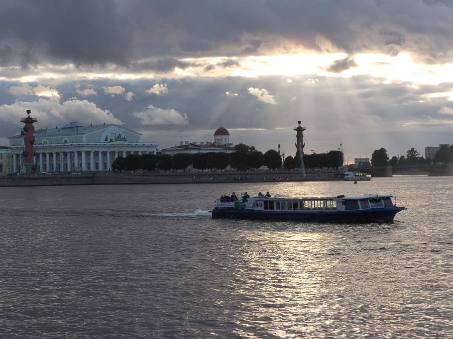 Flussbahn, Fluss, Wasser, Reflexion, Sommer-, Abend, Himmel, fließendes Wasser, Landschaft, idyllisch, draußen, Wolken, Boot, Stadtbild, Sonnenuntergang, die Architektur, Horizont, Seebrücke, wolke - himmel, Wasserfahrzeug, Ufergegend, Transport, gebaute Struktur, Transportmittel, Gebäudehülle, Reise, Natur, Schiff, Meer, Reiseziele, Passagierfahrzeuge, Kunst, Kreuzfahrt, Kreuzfahrtschiff, 2K