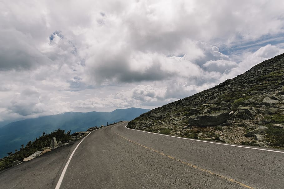 pendent, cel, núvol, vora, penya-segat, empinada, turó, Camí, rocós, carretera, muntanya, transport, núvol - cel, el camí a seguir, direcció, signe, perspectiva decreixent, bellesa a la natura, naturalesa, cap gent, dia, marcatge, marcatge de carreteres, escenics - natura, símbol, punt de fuga, carretera buida, a l'aire lliure, línia divisòria, 2K