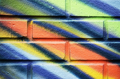 New York, Vollbild, Hintergründe, mehrfarbig, Muster, Wandbau - Funktion, die Architektur, keine Leute, gebaute Struktur, Graffiti, Wand, Kunst und Handwerk, Kreativität, texturiert, Ziegelwand, Tag, Nahansicht, Backstein, Farbe, Sprühfarbe, draußen, 5K, CC0, gemeinfrei, lizenzfrei