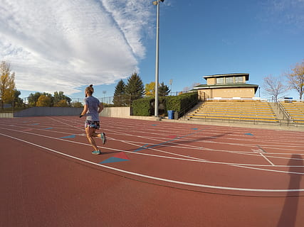 correr, corredor, marató, mitja marató, pista, man bun, vedells, músculs, corrent, graderies, longitud completa, esport, pista i camp, pista d'atletisme, una persona, cel, estils de vida, competició, moviment, dia, naturalesa, pista esportiva, persones reals, roba casual, llum solar, activitat d'oci, determinació, a l'aire lliure, curts, 4K, CC0, domini públic, lliure de regalies