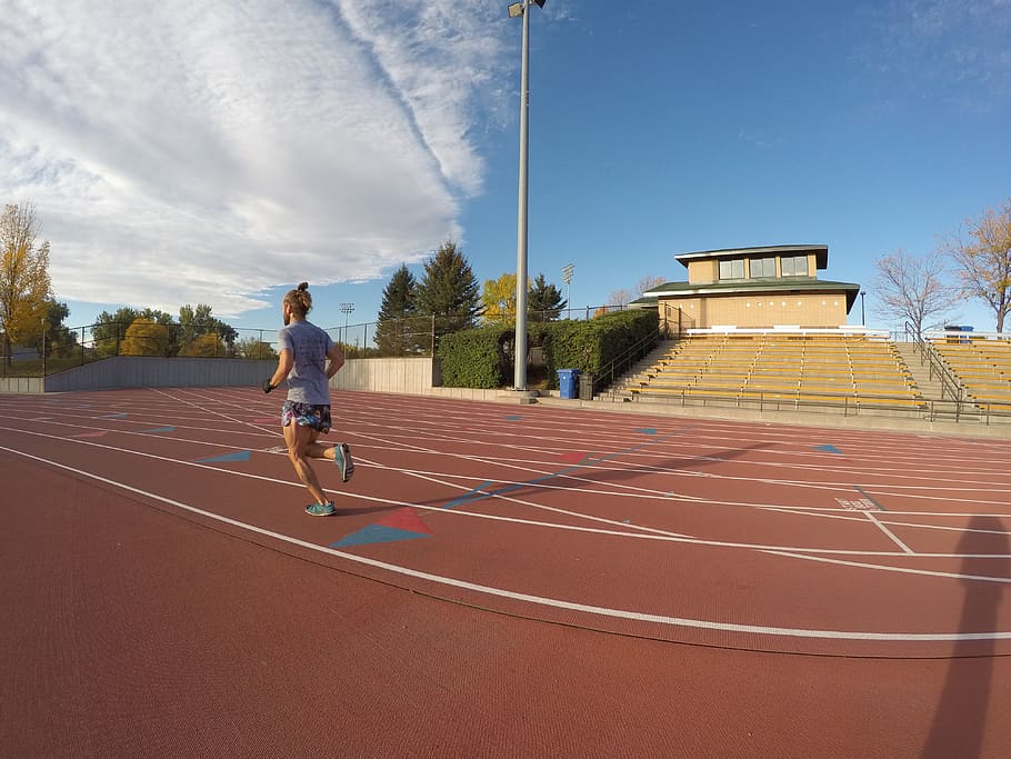 correr, corredor, marató, mitja marató, pista, man bun, vedells, músculs, corrent, graderies, longitud completa, esport, pista i camp, pista d'atletisme, una persona, cel, estils de vida, competició, moviment, dia, naturalesa, pista esportiva, persones reals, roba casual, llum solar, activitat d'oci, determinació, a l'aire lliure, curts, 4K